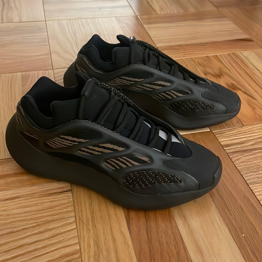 Yeezy 700 v3 in clay brown